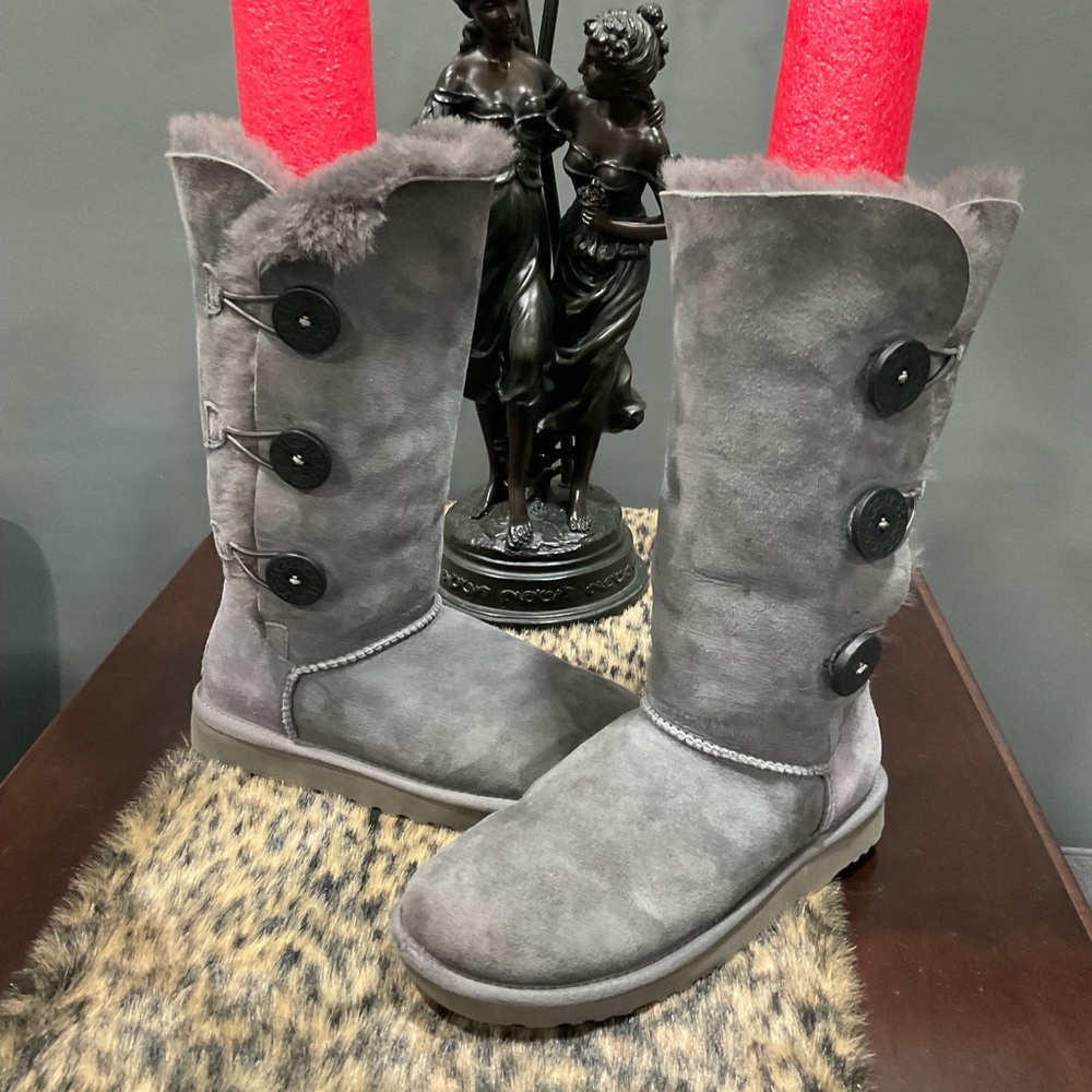 UGG ULTRA SOFT‎ THREE BUTTON TALL BOOTS